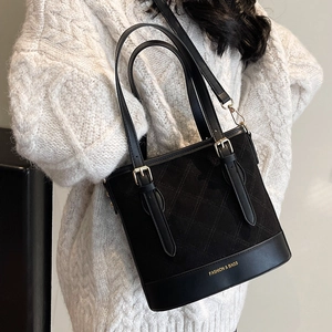 Schicke schwarze Stepp-Beuteltasche mit mattem Finish und Mode-Schriftzug für Damen