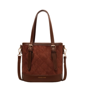 Braune Retro-Eimertasche aus mattem Wildleder mit Rautenmuster und Lederakzenten