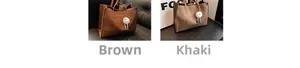 Détail de grands sacs fourre-tout en marron et kaki avec des pendentifs en peluche
