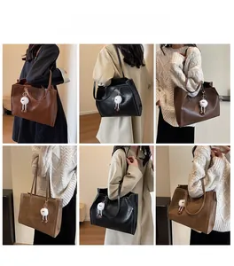 Vues détaillées du grand sac cabas en trois couleurs avec accessoire pendentif peluche