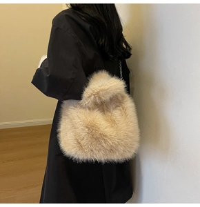 Détail macro du sac en fausse fourrure pelucheuse avec chaîne sur manteau noir