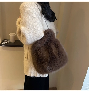 Détail d'un sac en fausse fourrure marron avec chaîne porté par un mannequin chic