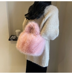 Gros plan d'un sac à main en fausse fourrure rose avec texture douce et bandoulière