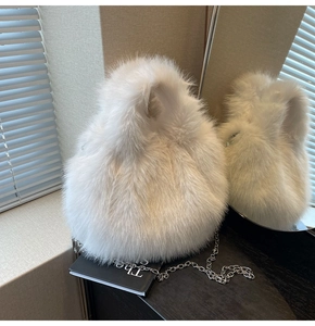 Détail du sac à main en peluche blanche avec fausse fourrure et fine chaîne en argent