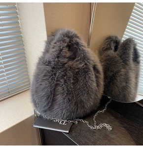 Détail du sac en peluche gris foncé avec texture douce en fausse fourrure et chaîne argentée