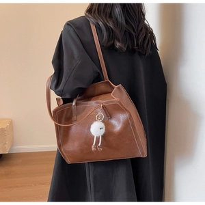 Sac cabas en similicuir marron avec surpiqûres et charmant petit monstre en peluche