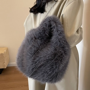 Sac bandoulière gris en peluche avec chaîne argentée pour tenues d'automne hiver