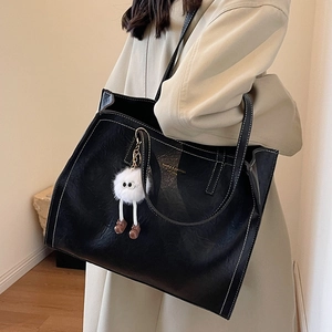 Grand sac cabas noir rétro avec coutures contrastées et pendentif en peluche