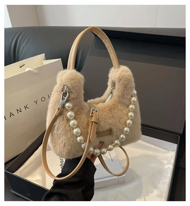 Dettagli della borsa in peluche kaki con elegante catena di perle e chiusura a zip