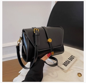 Détails du sac bandoulière noir en cuir PU avec boucles en métal doré élégantes