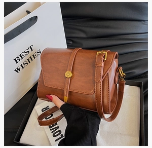 Vue détaillée du sac bandoulière vintage en cuir PU marron avec boucle et emballage cadeau