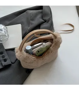 Vista interna della borsa di peluche beige che mostra la capacità per oggetti personali
