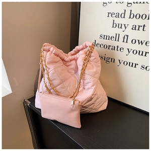 Détails du sac seau en nylon matelassé rose avec chaîne dorée et porte-monnaie assorti