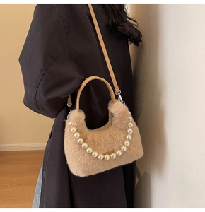 Dettaglio borsa peluche beige con catena di perle elegante e morbida finta pelliccia