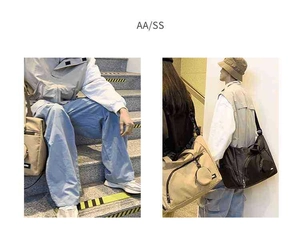 Details großer Umhängetaschen aus Nylon in Khaki und Schwarz mit runden Münztaschen