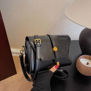 Sac bandoulière élégant en cuir PU noir avec ferrures dorées et rabat aimanté