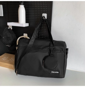 Große schwarze Reisetasche mit runder Münztasche und Reißverschluss auf Stecktafel