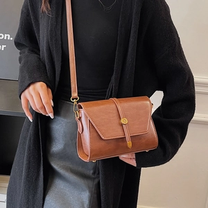 Sac bandoulière minimaliste marron vintage en cuir PU avec boucle ronde dorée