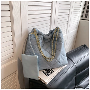 Sac fourre-tout oxford bleu clair matelassé avec chaîne dorée et petite pochette