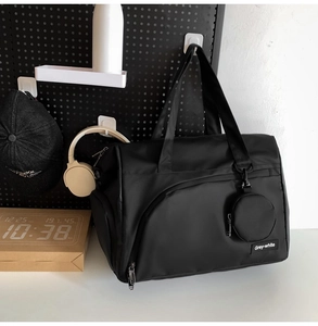 Detail der wasserfesten Nylon-Reisetasche mit kleinem Beutel und Logo-Label in Lifestyle-Szene