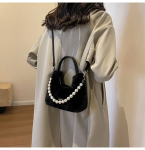Borsa in ecopelliccia con catena di perle grandi e tracolla sottile in pelle nera