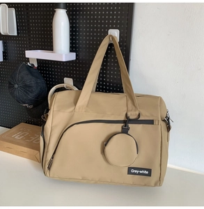 Detailansicht der khakifarbenen Reisetasche mit rundem Kleingeldfach und Reißverschluss