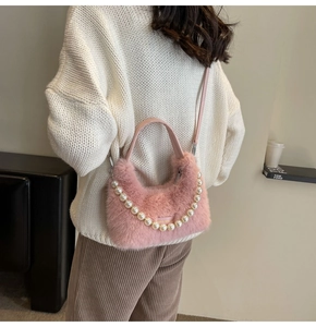 Dettaglio borsa in ecopelliccia rosa con manico di perle e texture in morbido peluche