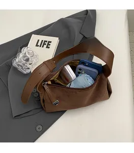 Vista interna della borsa in pelle scamosciata marrone con grande capacità per gli accessori