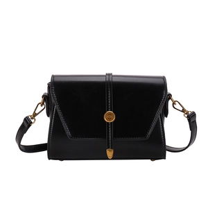 Sac bandoulière carré en cuir PU noir chic avec garnitures dorées et rabat