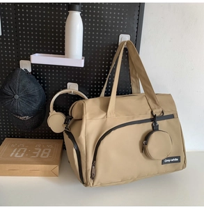 Nahaufnahme der großen khakifarbenen Reisetasche mit Rundbeutel und Schnallendetail