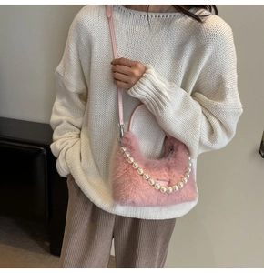 Borsa hobo rosa in ecopelliccia con catena di perle e tracolla in pelle regolabile