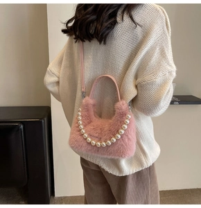 Elegante borsa a tracolla in pelliccia rosa con manico di perle e tracolla in pelle