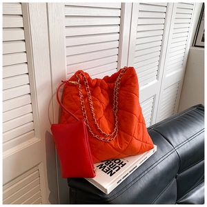 Sac seau matelassé en tissu oxford orange avec bandoulière chaîne et porte-monnaie