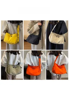Vue détaillée de sacs bandoulière en toile en cinq couleurs avec bandoulière large