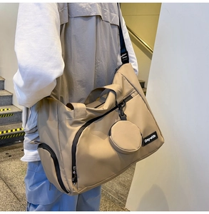 Große khakifarbene Nylon-Reisetasche an der Schulter mit Seitentaschen und Münzbeutel-Anhänger