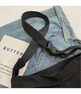 Détail de la bandoulière large réglable sur un sac fourre-tout en nylon noir élégant