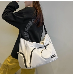 Nahaufnahme der weißen Nylon-Reisetasche mit verstellbarem Gurt und kleinem Münzfach