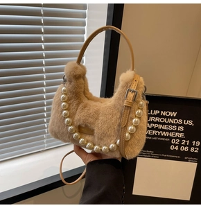 Dettaglio borsa a tracolla in peluche cammello chiaro con manico di perle e ecopelliccia