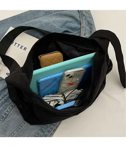 Intérieur spacieux du fourre-tout noir montrant le rangement pour tablette et objets