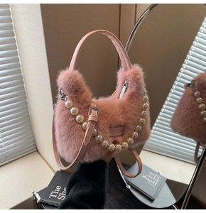 Dettaglio borsa hobo in ecopelliccia rosa con catena di perle e manico in pelle