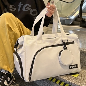 Große weiße Reisetasche mit schwarzem Besatz und abnehmbarem Münzfach an einem Modell