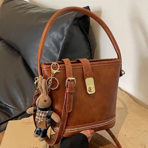 Sac Seau Vintage en Similicuir PU Givré pour Femme Sac Bandoulière Rétro Avec Pendentif Lapin Détails Rivets Fermoir Métal