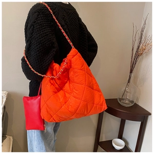 Détail du grand sac cabas Oxford matelassé orange avec bandoulière chaîne et mini pochette