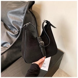 Dettaglio della borsa hobo vintage nera opaca con fibbia argento e finiture in pelle