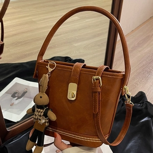 Sac seau marron rétro en cuir mat avec garniture dorée et breloque lapin mignonne
