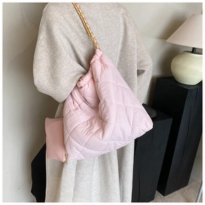 Sac seau matelassé rose avec bandoulière chaîne et petit porte-monnaie assorti