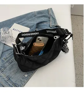 Interno della borsa trapuntata nera che mostra la capienza per oggetti personali