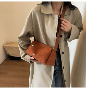 Dettaglio della borsa vintage a cilindro in pelle smerigliata marrone con fibbie in metallo