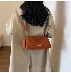 Borsa a tracolla in pelle opaca caramello con piedini metallici e dettagli stampati