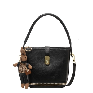 Sac seau noir rétro avec fermoir doré, rivets et pendentif lapin en tricot élégant